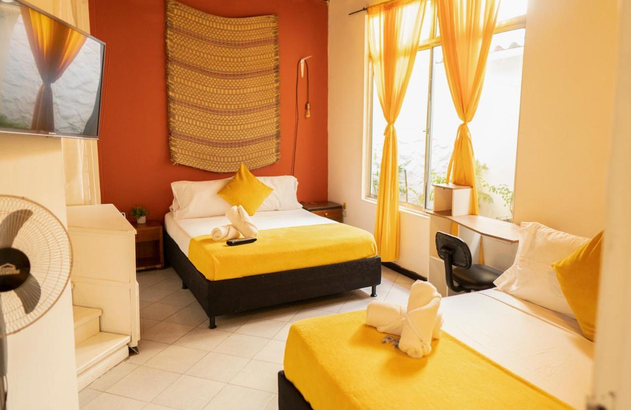 Africa House-Casa Hotel Laureles-La70 Medellín Buitenkant foto
