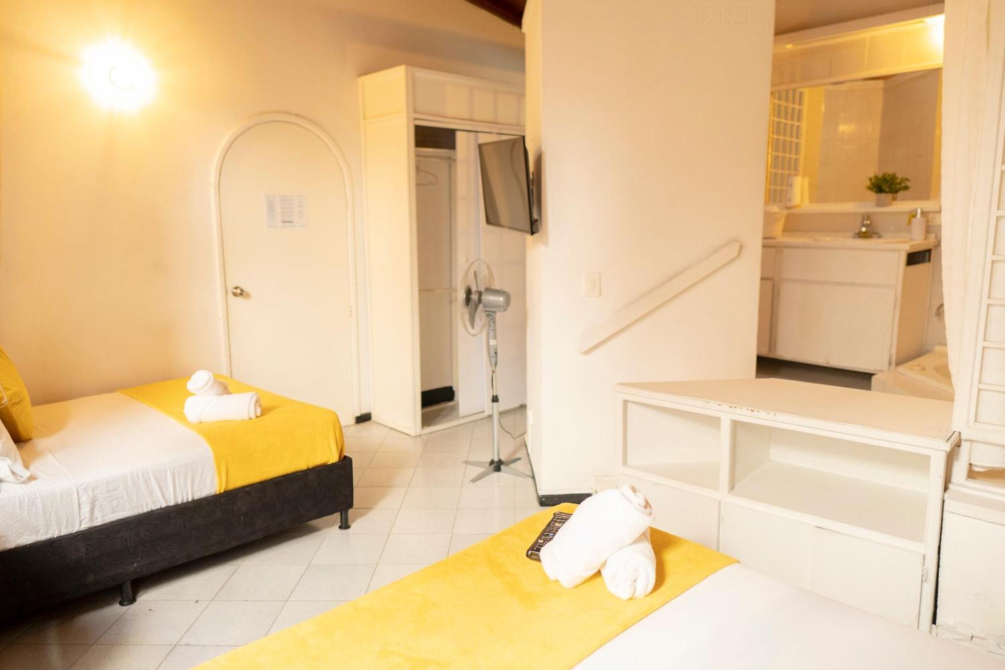 Africa House-Casa Hotel Laureles-La70 Medellín Buitenkant foto