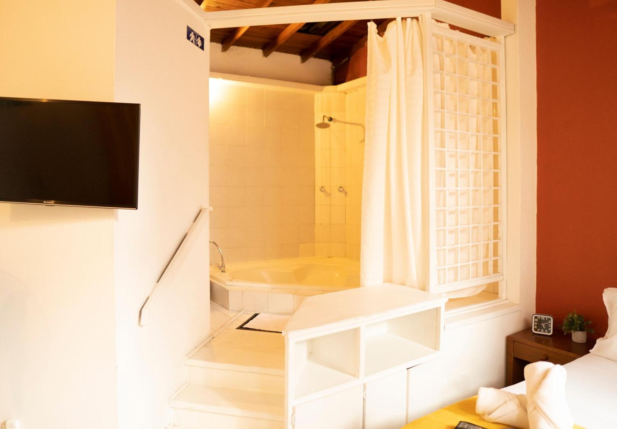 Africa House-Casa Hotel Laureles-La70 Medellín Buitenkant foto