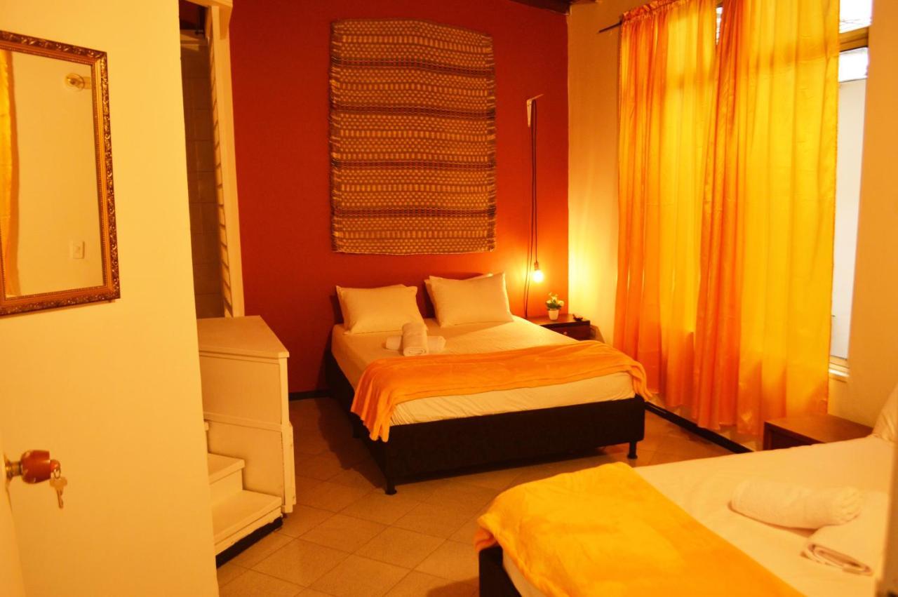 Africa House-Casa Hotel Laureles-La70 Medellín Buitenkant foto